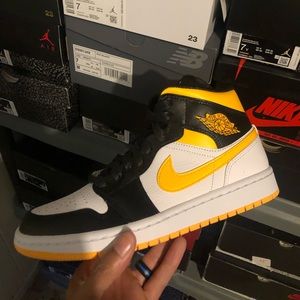 Wmns Jordan 1 mid Laser Orange Black